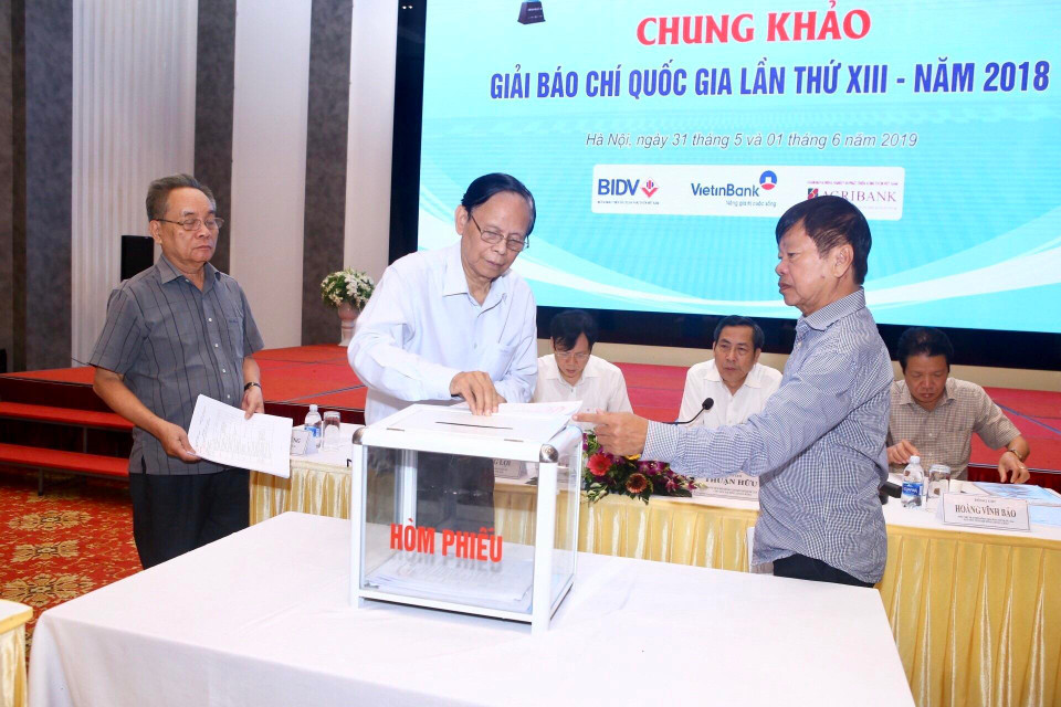 Ông Hữu Vinh-thành viên giám khảo bỏ phiếu chấm Chung khảo Giải báo chí Quốc gia lần thứ 13-năm 2018. (Ảnh: Minh Quyết/TTXVN)