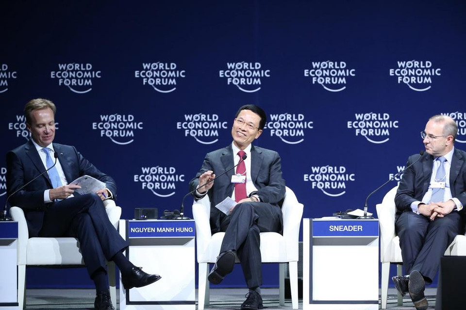 Việt Nam đã tổ chức thành công nhiều hội nghị quốc tế quan trọng, trong đó có Hội nghị Diễn đàn Kinh tế thế giới về ASEAN 2018 (WEF ASEAN 2018), tháng 9/2018 tại Hà Nội. Trong ảnh: Quyền Bộ trưởng Bộ Thông tin và Truyền thông Nguyễn Mạnh Hùng (giữa) tham luận tại phiên bế mạc WEF ASEAN 2018, chiều 13/9. (Ảnh: Lâm Khánh/TTXVN)