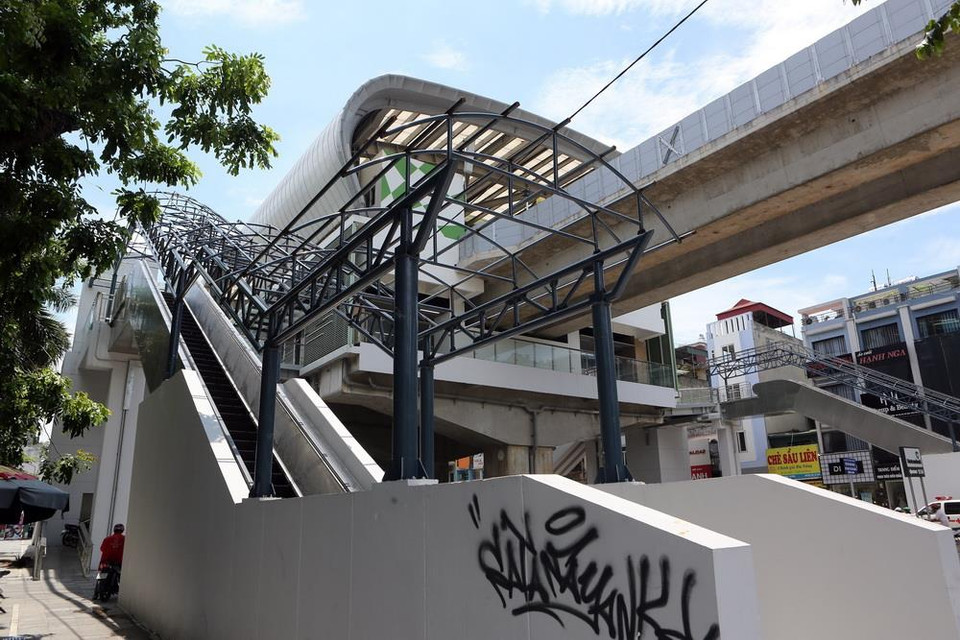 Một nhà ga trên tuyến chưa đưa vào sử dụng đã bị bôi bẩn. (Ảnh: Thành Đạt/TTXVN)