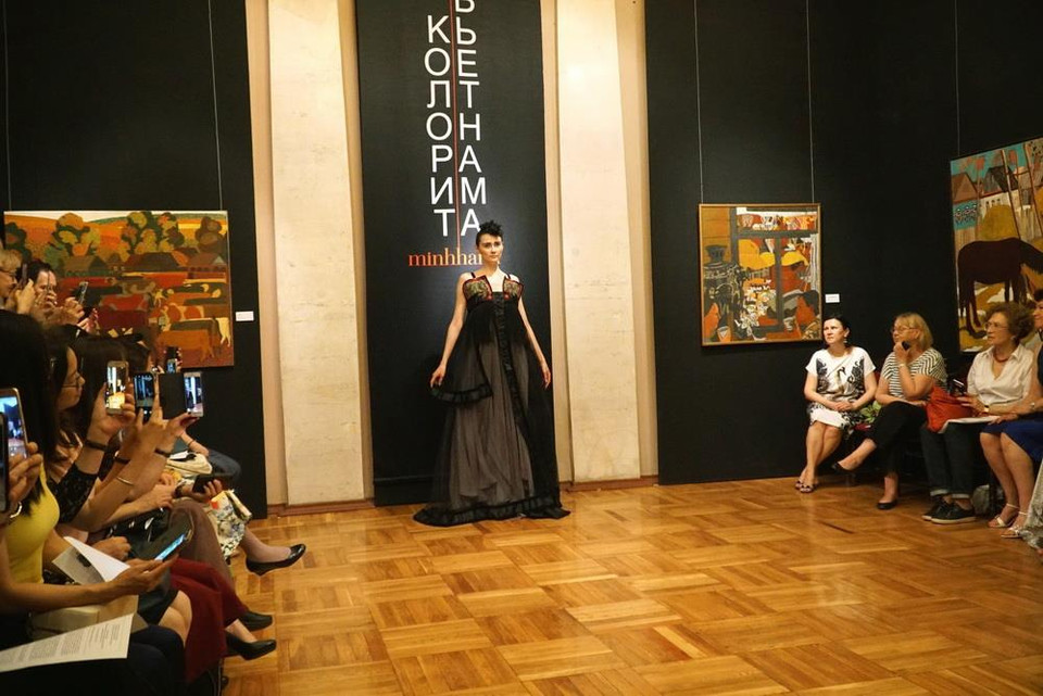 Sự kiện đã thu hút chú ý của những người yêu nghệ thuật, các nhà phê bình nghệ thuật Nga, giới nghiên cứu Việt Nam, báo chí và những người dân thủ đô Moskva. (Ảnh: Lê Hằng/TTXVN)