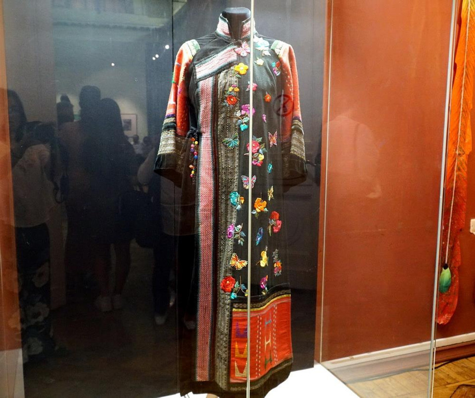 Áo dài thổ cầm Việt Nam được trưng bày tại Bảo tàng quốc gia phương Đông Moskva. (Ảnh: Lê Hằng/TTXVN)