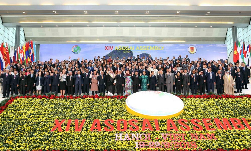 Việt Nam đã tổ chức thành công nhiều hội nghị quốc tế quan trọng, trong đó có Đại hội Các cơ quan Kiểm toán tối cao châu Á lần thứ 14 (ASOSAI 14), tháng 9/2018 tại Hà Nội. Trong ảnh: Chủ tịch Quốc hội Nguyễn Thị Kim Ngân và các đại biểu chụp ảnh chung tại Lễ khai mạc Đại hội Tổ chức các Cơ quan Kiểm toán tối cao Châu Á (ASOSAI) lần thứ 14 và Lễ kỷ niệm 40 năm Hiến chương ASOSAI, được tổ chức trọng thể tại Trung tâm Hội nghị Quốc gia (Hà Nội), ngày 19/9/2018. (Nguồn: TTXVN)