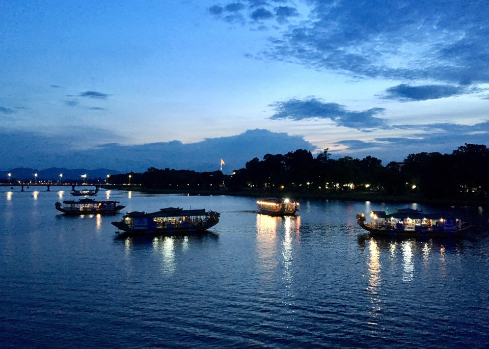 Sông Hương và cầu Tràng Tiền với những chiếc thuyền ca Huế lúc chiều tà. (Ảnh: Quốc Việt/TTXVN)