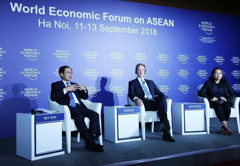Việt Nam đã tổ chức thành công nhiều hội nghị quốc tế quan trọng, trong đó có Hội nghị Diễn đàn Kinh tế thế giới về ASEAN 2018 (WEF ASEAN 2018), tháng 9/2018 tại Hà Nội. Trong ảnh: Thứ trưởng Thường trực Bộ Ngoại giao, Trưởng Ban Tổ chức WEF ASEAN 2018 Bùi Thanh Sơn (bên trái) thông báo một số kết quả tích cực của Hội nghị WEF ASEAN 2018 tại buổi họp báo về hội nghị, chiều 13/9/2018. (Ảnh: Lâm Khánh/TTXVN)
