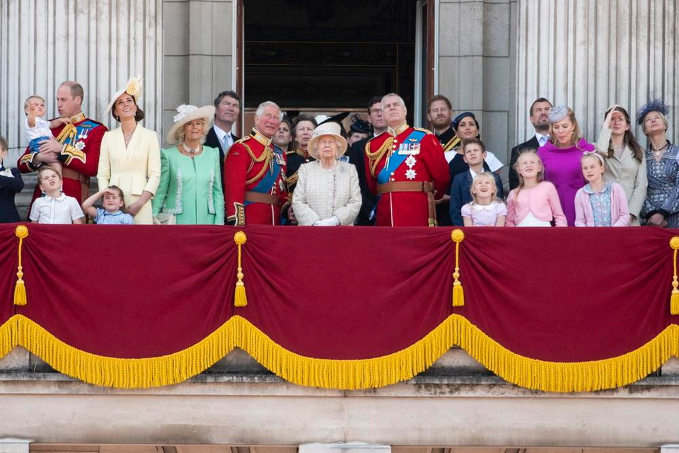 Nữ hoàng Elizabeth II (giữa, hàng đầu) cùng các thành viên Hoàng tộc xuất hiện trên bancông Cung điện Buckingham ở London để theo dõi phi đội máy bay tham gia lễ diễu hành mừng sinh nhật Nữ hoàng, ngày 8/6/2019. (Ảnh: THX/TTXVN)