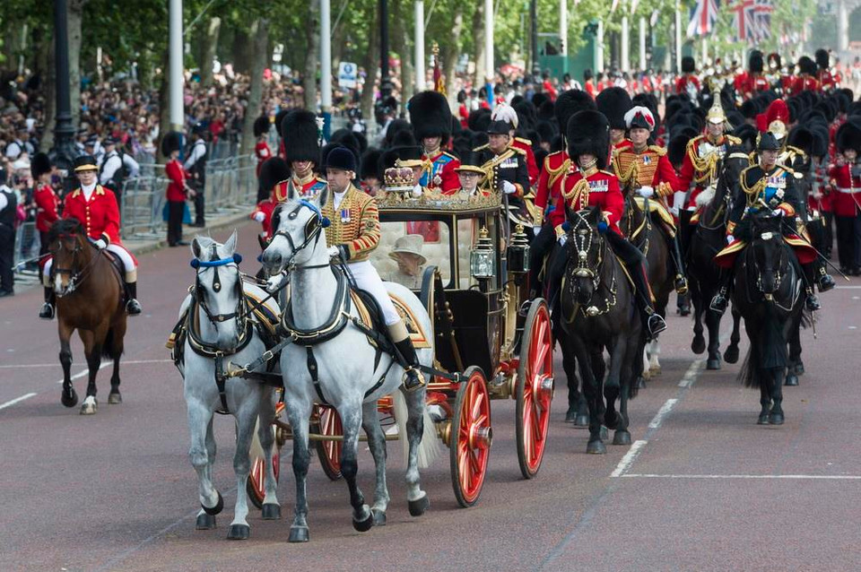Nữ hoàng Elizabeth II (trong xe ngựa) cùng các thành viên Hoàng tộc trong lễ diễu binh sắc màu mừng sinh nhật Nữ hoàng ở London, ngày 8/6/2019. (Ảnh: THX/TTXVN)
