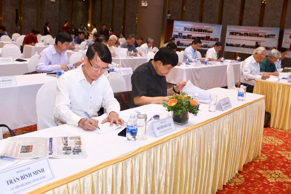 Thành viên giám khảo chấm Chung khảo Giải báo chí Quốc gia lần thứ 13-năm 2018. (Ảnh: Minh Quyết/TTXVN)