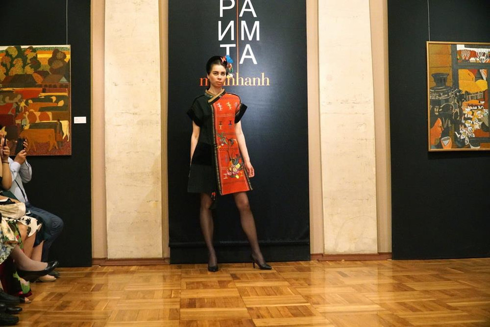 Các mẫu trang phục được trình diễn. (Ảnh: Lê Hằng/TTXVN)