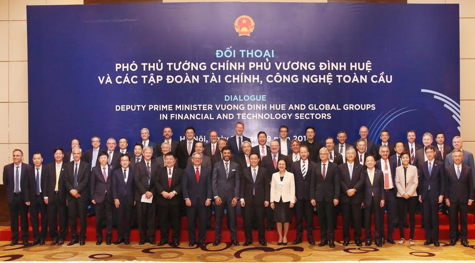 Việt Nam đã tổ chức thành công nhiều hội nghị quốc tế quan trọng, trong đó có Hội nghị Diễn đàn Kinh tế thế giới về ASEAN 2018 (WEF ASEAN 2018), tháng 9/2018 tại Hà Nội. Trong ảnh: Phó Thủ tướng Chính phủ Vương Đình Huệ gặp gỡ và đối thoại với lãnh đạo của hơn 50 tập đoàn tài chính, công nghệ toàn cầu, sáng 13/9/2018 trong khuôn khổ Hội nghị Diễn đàn Kinh tế thế giới về ASEAN (WEF ASEAN) 2018. (Ảnh: Lâm Khánh/TTXVN)