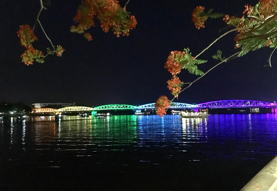 Sông Hương và cầu Tràng Tiền trong đêm. (Ảnh: Quốc Việt/TTXVN)