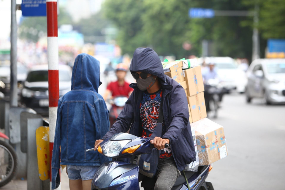 Trang phục bịt kín khi tham gia giao thông của người dân. (Ảnh: Minh Quyết/TTXVN)