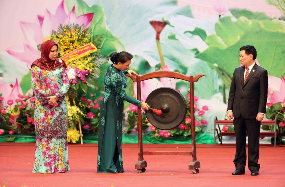 Việt Nam đã tổ chức thành công nhiều hội nghị quốc tế quan trọng, trong đó có Đại hội Các cơ quan Kiểm toán tối cao châu Á lần thứ 14 (ASOSAI 14), tháng 9/2018 tại Hà Nội. Trong ảnh: Chủ tịch Quốc hội Nguyễn Thị Kim Ngân thực hiện nghi lễ đánh cồng, khai mạc Đại hội Tổ chức các Cơ quan Kiểm toán tối cao châu Á (ASOSAI) lần thứ 14 và Lễ kỷ niệm 40 năm Hiến chương ASOSAI, được tổ chức trọng thể tại Trung tâm Hội nghị Quốc gia (Hà Nội), ngày 19/9/2018. (Nguồn: TTXVN)