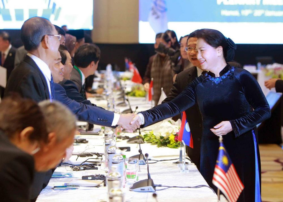 Việt Nam đã tổ chức thành công nhiều hội nghị quốc tế quan trọng, trong đó có Hội nghị thường niên lần thứ 26 của Diễn đàn Nghị viện châu Á-Thái Bình Dương (APPF 26), tháng 1/2018 tại Hà Nội. Trong ảnh: Chủ tịch Quốc hội Nguyễn Thị Kim Ngân với các đại biểu dự khai mạc APPF 26, tối 18/1/2018, tại Hà Nội. (Nguồn: TTXVN)