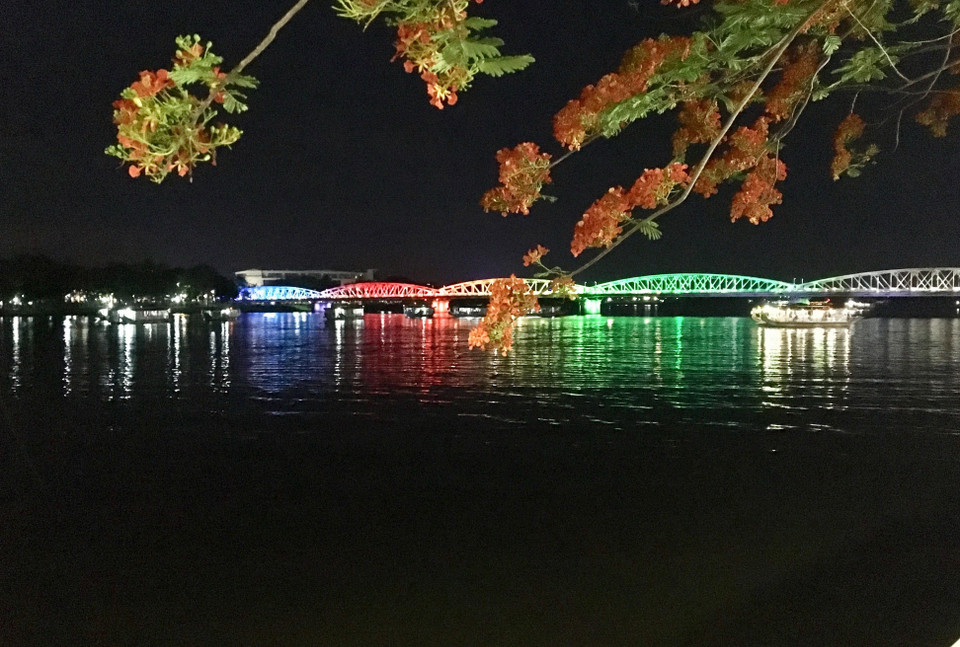 Sông Hương và cầu Tràng Tiền đẹp và quyến rũ, làm say lòng du khách về đêm. (Ảnh: Quốc Việt/TTXVN)