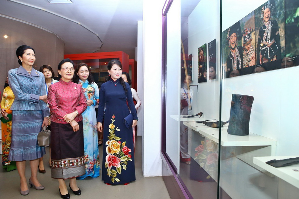 Bà Trần Nguyệt Thu, Phu nhân Thủ tướng Chính phủ Nguyễn Xuân Phúc và Phu nhân các Trưởng đoàn tham quan Bảo tàng Phụ nữ Việt Nam. (Ảnh: TTXVN)
