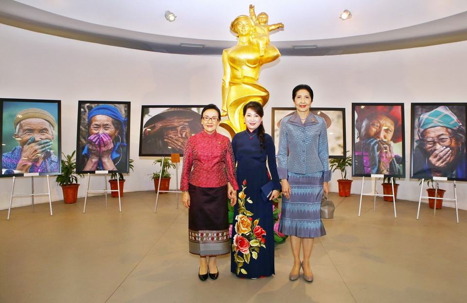 Bà Trần Nguyệt Thu, Phu nhân Thủ tướng Chính phủ Nguyễn Xuân Phúc và Phu nhân Thủ tướng Thái Lan (bên phải) và phu nhân Thủ tướng Lào (bên trái) chụp ảnh chung. (Nguồn: TTXVN)