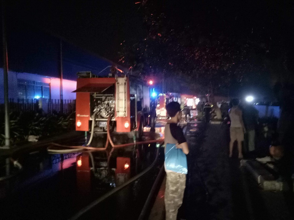 Lực lượng Cảnh sát Phòng cháy chữa cháy Thành phố Hồ Chí Minh điều phương tiện đến tổ chức dập lửa. (Ảnh: Linh Sơn/TTXVN)