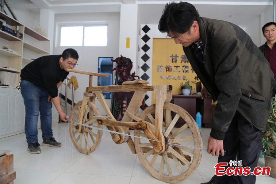 Chiếc xe được làm từ gỗ cây hồ đào. (Nguồn: Chinanews)