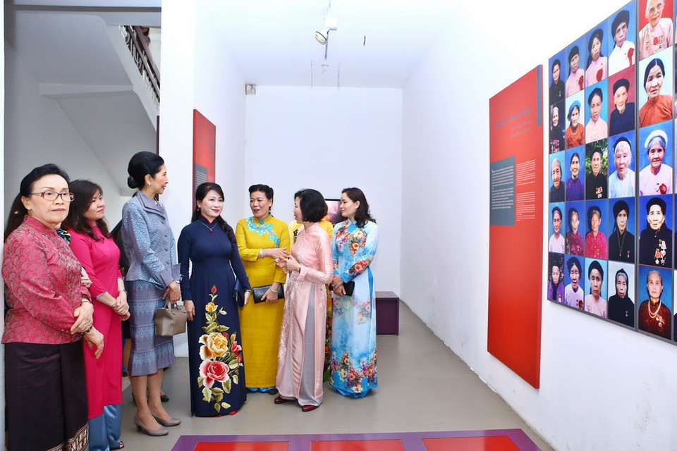 Bà Trần Nguyệt Thu, Phu nhân Thủ tướng Chính phủ Nguyễn Xuân Phúc và Phu nhân các Trưởng đoàn tham quan Bảo tàng Phụ nữ Việt Nam. (Ảnh: TTXVN)