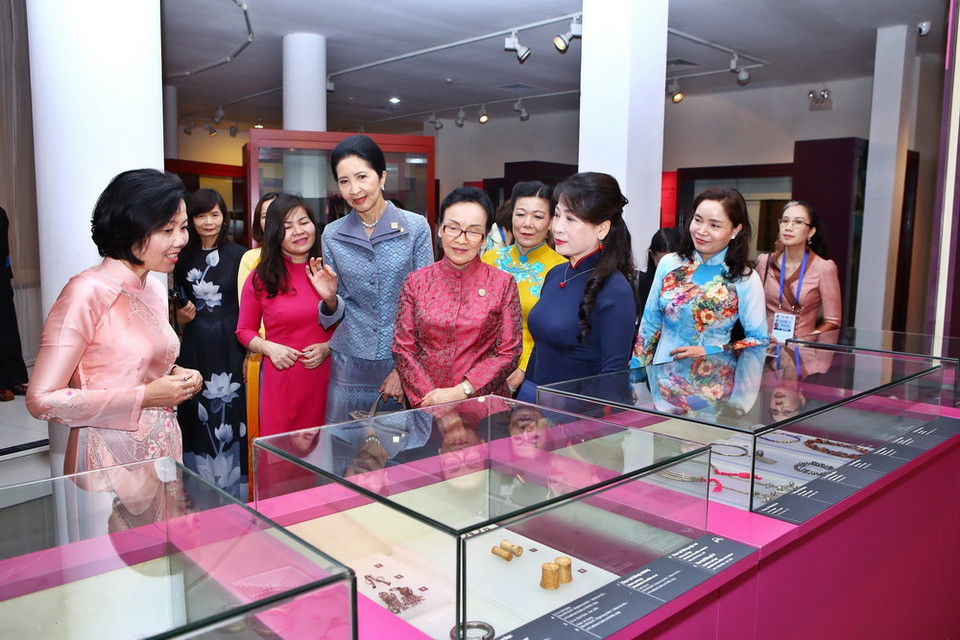 Bà Trần Nguyệt Thu, Phu nhân Thủ tướng Chính phủ Nguyễn Xuân Phúc và Phu nhân các Trưởng đoàn tham quan Bảo tàng Phụ nữ Việt Nam. (Ảnh: TTXVN)