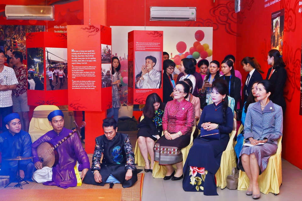Bà Trần Nguyệt Thu, Phu nhân Thủ tướng Chính phủ Nguyễn Xuân Phúc và Phu nhân các Trưởng đoàn xem trình diễn thực hành tín ngưỡng thờ Mẫu Tam phủ-Nghi lễ Chầu văn. (Ảnh: TTXVN)
