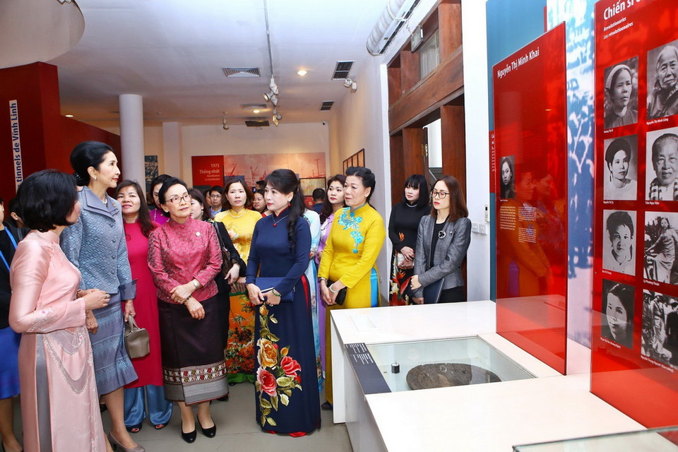Bà Trần Nguyệt Thu, Phu nhân Thủ tướng Chính phủ Nguyễn Xuân Phúc và Phu nhân các Trưởng đoàn tham quan Bảo tàng Phụ nữ Việt Nam. (Ảnh: TTXVN)