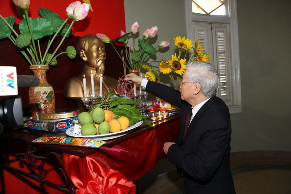 Tổng Bí thư Nguyễn Phú Trọng thắp hương tưởng nhớ Bác Hồ tại Đại sứ quán Việt Nam. (Ảnh: Trí Dũng/TTXVN)