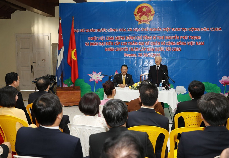 Tổng Bí thư Nguyễn Phú Trọng nói chuyện với cán bộ , nhân viên Đại sứ quán, đại diện cộng đồng và sinh viên Việt Nam. (Ảnh: Trí Dũng/TTXVN)