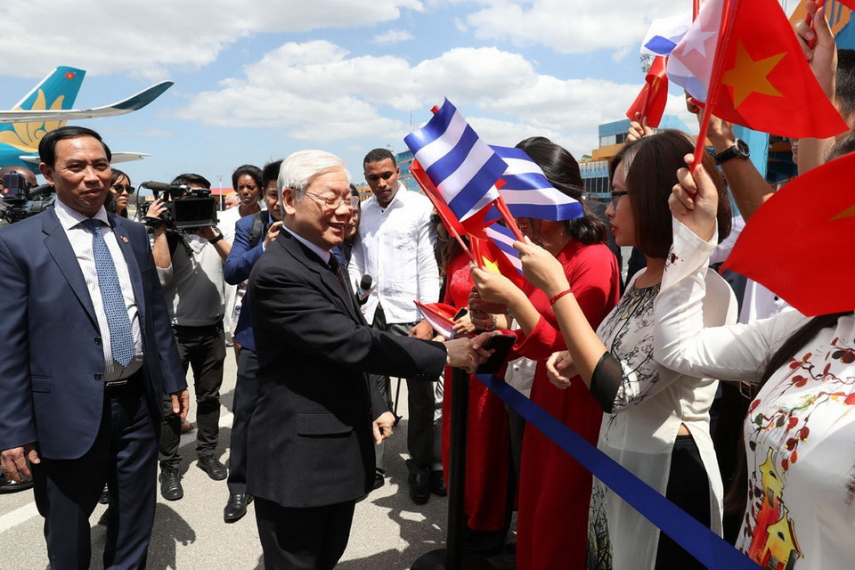 Cán bộ, nhân viên Đại sứ quán, đại diện cộng đồng và sinh viên Việt Nam đón Tổng Bí thư Nguyễn Phú Trọng tại sân bay Quốc tế José Martí. (Ảnh: Trí Dũng/TTXVN)