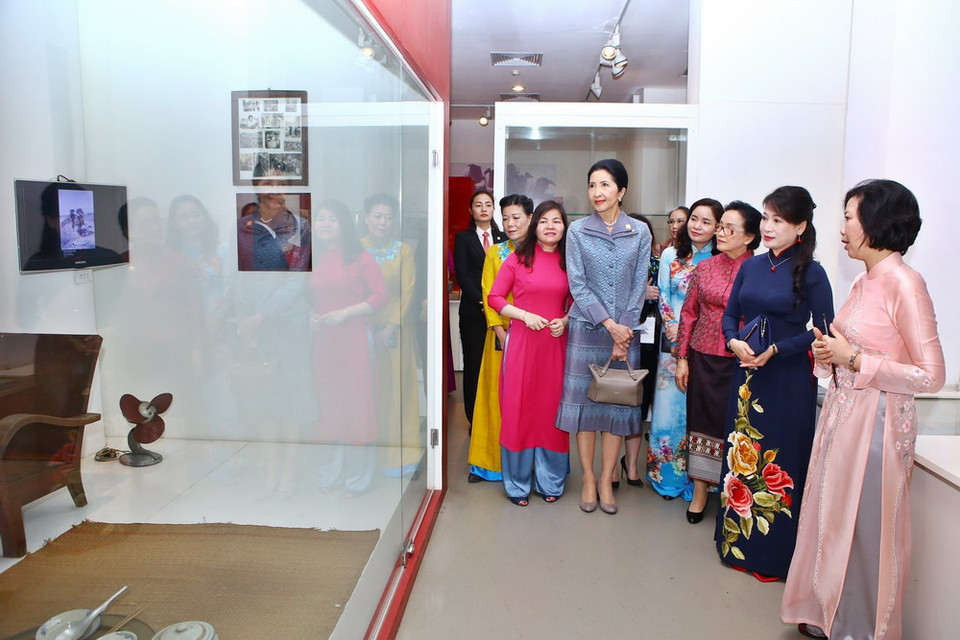Bà Trần Nguyệt Thu, Phu nhân Thủ tướng Chính phủ Nguyễn Xuân Phúc và Phu nhân các Trưởng đoàn tham quan Bảo tàng Phụ nữ Việt Nam. (Ảnh: TTXVN)