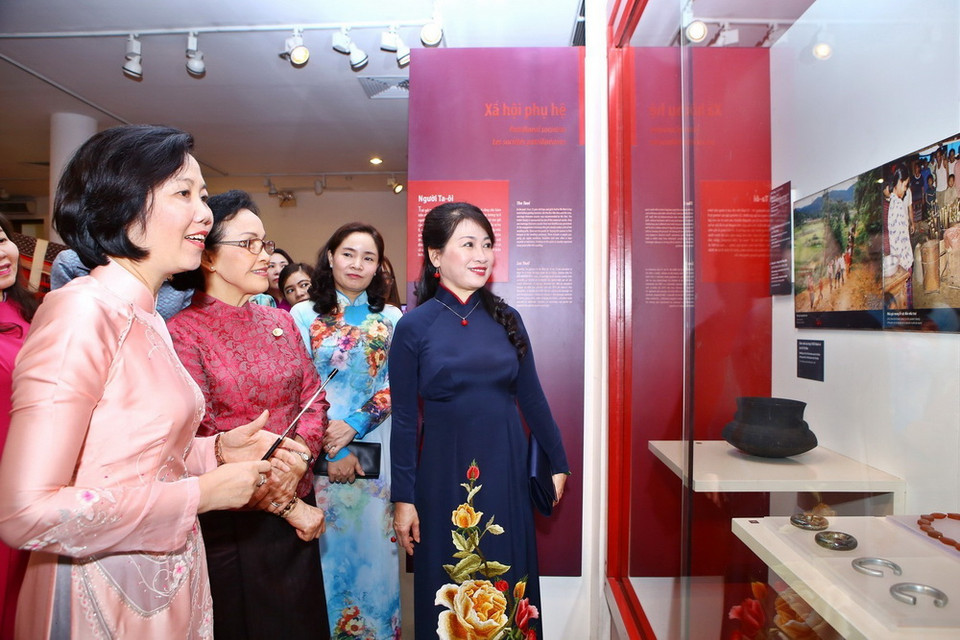 Bà Trần Nguyệt Thu, Phu nhân Thủ tướng Chính phủ Nguyễn Xuân Phúc và Phu nhân các Trưởng đoàn tham quan Bảo tàng Phụ nữ Việt Nam. (Ảnh: TTXVN)
