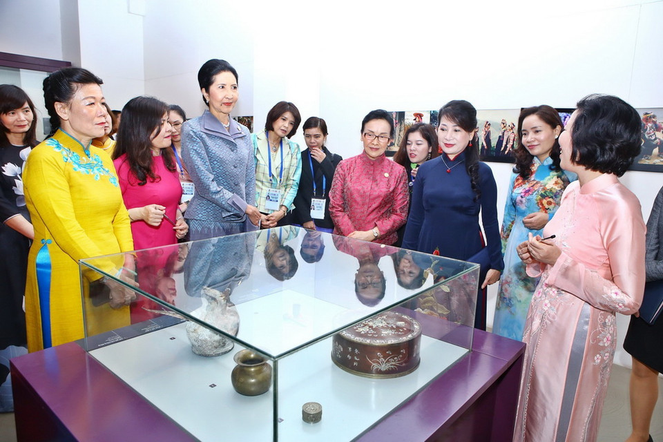 Bà Trần Nguyệt Thu, Phu nhân Thủ tướng Chính phủ Nguyễn Xuân Phúc và Phu nhân, Phu quân Trưởng đoàn tham quan Bảo tàng Phụ nữ Việt Nam. (Ảnh: TTXVN)