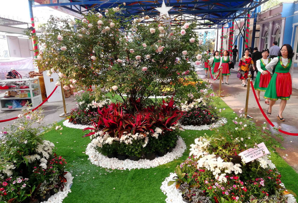 Thảm hoa được trang trí bắt mắt. (Ảnh: Thanh Tùng/TTXVN)