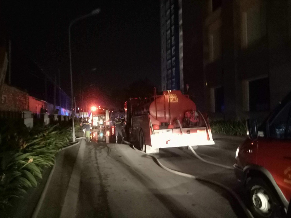 Lực lượng Cảnh sát Phòng cháy chữa cháy Thành phố Hồ Chí Minh điều phương tiện đến tổ chức dập lửa. (Ảnh: Linh Sơn/TTXVN)