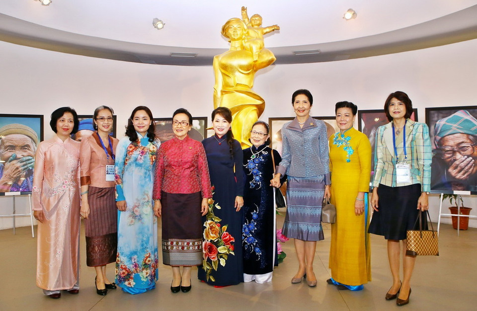 Bà Trần Nguyệt Thu, Phu nhân Thủ tướng Chính phủ Nguyễn Xuân Phúc và Phu nhân các Trưởng cùng các đại biểu chụp ảnh chung. (Nguồn: TTXVN)