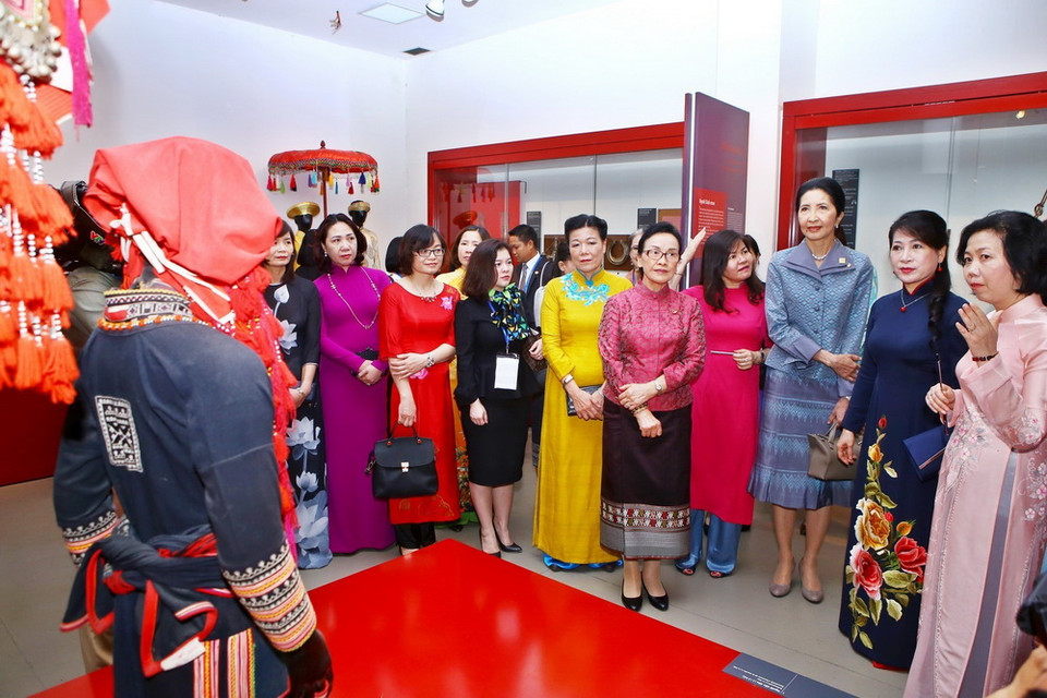 Bà Trần Nguyệt Thu, Phu nhân Thủ tướng Chính phủ Nguyễn Xuân Phúc và Phu nhân các Trưởng đoàn tham quan Bảo tàng Phụ nữ Việt Nam. (Ảnh: TTXVN)