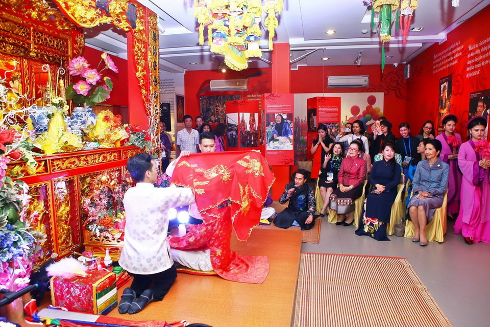 Bà Trần Nguyệt Thu, Phu nhân Thủ tướng Chính phủ Nguyễn Xuân Phúc và Phu nhân các Trưởng đoàn xem trình diễn thực hành tín ngưỡng thờ Mẫu Tam phủ-Nghi lễ Chầu văn. (Ảnh: TTXVN)