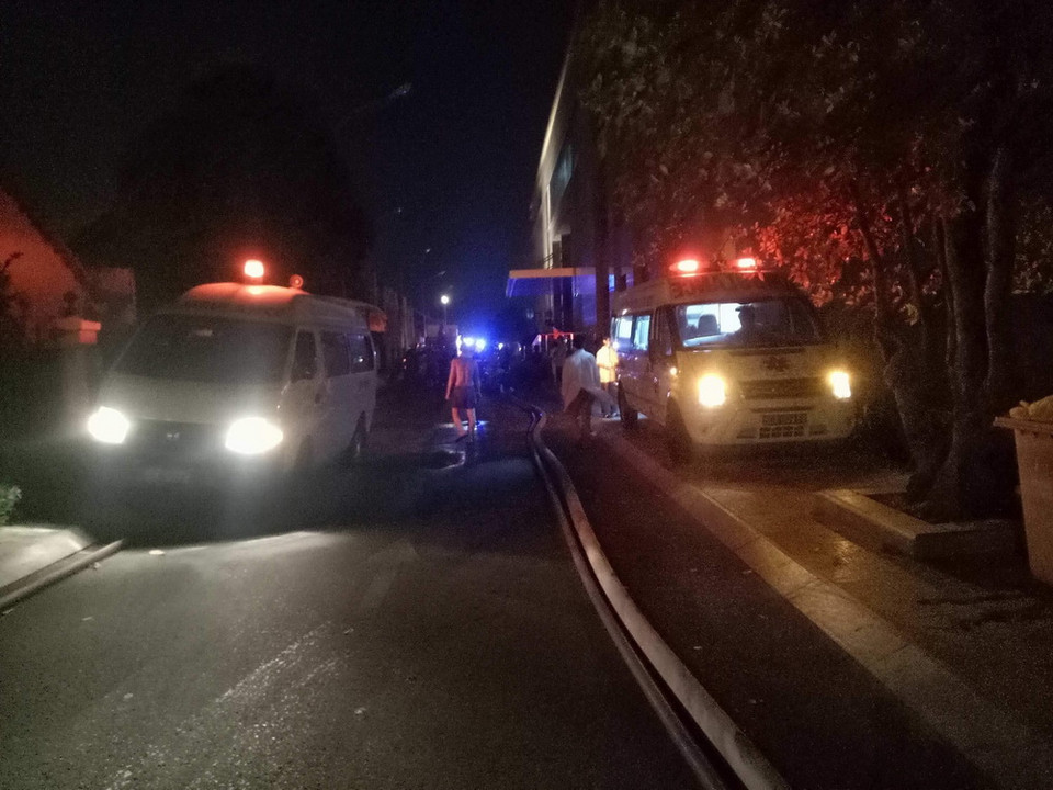 Rạng sáng 23/3, một vụ cháy lớn xảy ra tại chung cư cao cấp Carina ở số 1648 đường Võ Văn Kiệt, phường 16, Quận 8, Thành phố Hồ Chí Minh, gây hậu quả đặc biệt nghiêm trọng. (Ảnh: Linh Sơn/TTXVN)