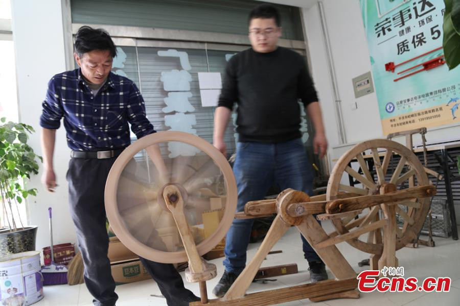 Chiếc xe có kích cỡ như một chiếc xe bình thường khác và chở được người đàn ông nặng đến 100kg. (Nguồn: Chinanews)