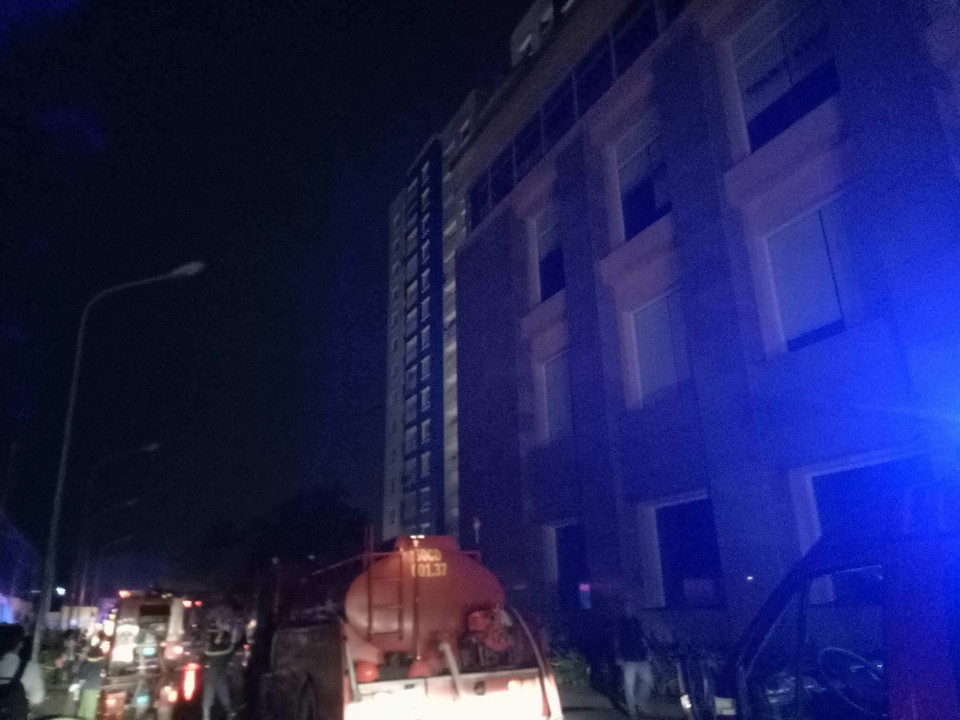 Theo Cảnh sát Phòng cháy chữa cháy Thành phố Hồ Chí Minh, tính đến 6 giờ, đã xác định có 13 người chết, 14 người bị thương. (Ảnh: Linh Sơn/TTXVN)