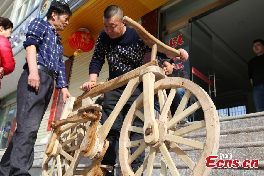 Ông mất hơn 2 tháng để hoàn thành chiếc xe mà không dùng bất cứ vật liệu gì bằng sắt. (Nguồn: Chinanews)