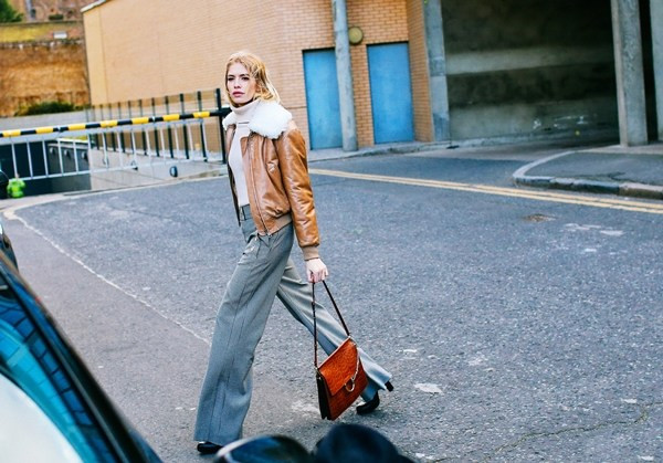 Siêu mẫu Elena Perminova mang thời trang thập niên 70 quay trở lại đường phố London với quần ống loe, áo khoác cổ lông, túi xách Chloé. (Nguồn: Đẹp/Vietnam+)