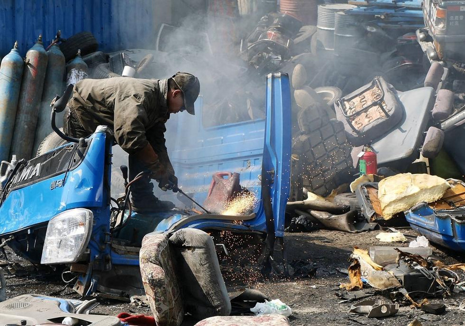 Người công nhân này đang tháo dỡ chiếc xe cũ. (Nguồn: QQ)