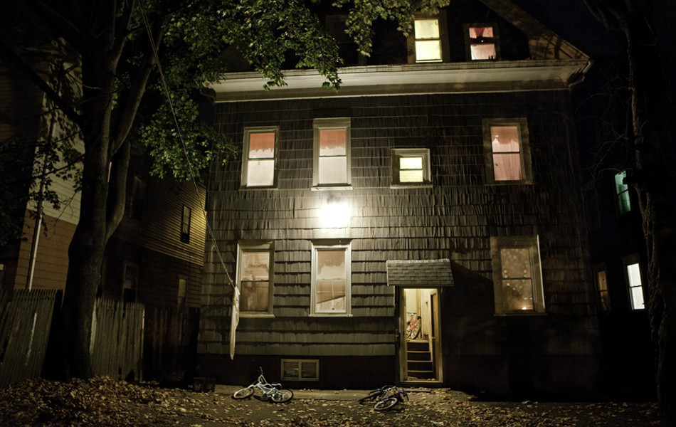 Jennifer và bạn trai, Tompy cùng 4 đứa con sống trong căn hộ cũ kỹ trên đảo Rhode. Đa số người dân sống quanh khu vực này đều là người nhập cư. Hầu hết trong số họ đều thất nghiệp và nghèo khổ. Tỷ lệ thất nghiệp và tội phạm ở khu vực này cao khủng khiếp. (Nguồn: ifeng.com)