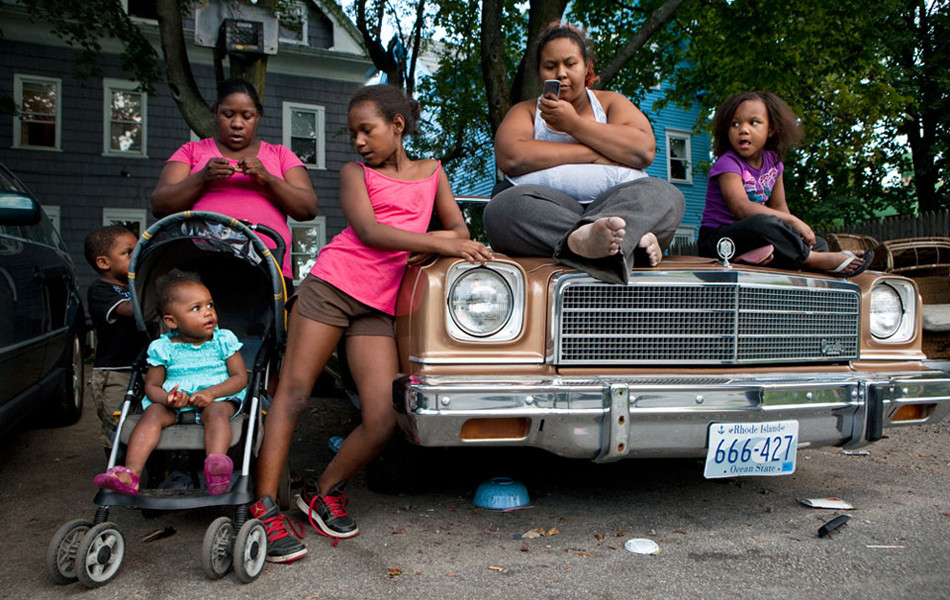 Jennifer cùng bốn đứa trẻ. (Nguồn: ifeng.com)