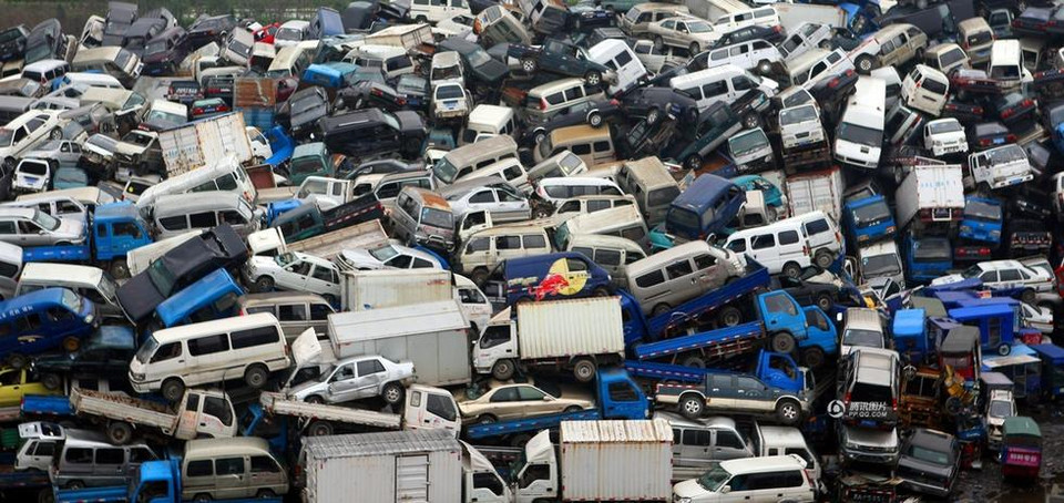 Còn đây lại là bãi xe của một công ty chuyên thu mua và tháo dỡ các loại xe cũ. Có hơn 3.000 chiếc xe ở bãi phế thải này. (Nguồn: QQ)