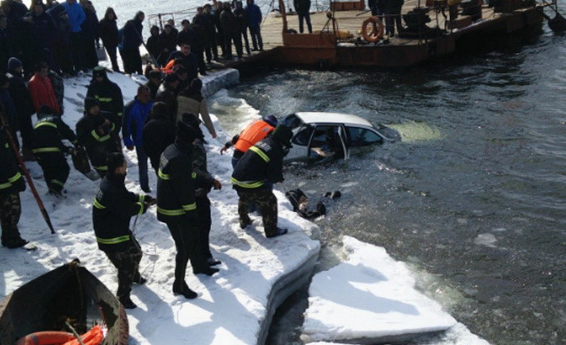 Buổi chiều cùng ngày, lực lượng cứu hộ đã kéo lên bờ hai thi thể một nam, một nữ. Người cha của Trương Mưu đã nhận ra thi thể người đàn ông chính là con trai ông, còn thi thể phụ nữ là bạn gái của Trương Mưu. (Nguồn: QQ)