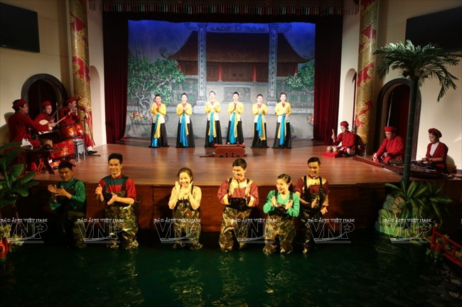 Các nghệ sỹ Nhà hát Chèo Hà Nội cùng xuất hiện trên sân khấu để giao lưu với khán giả. (Nguồn: Báo ảnh Việt Nam)