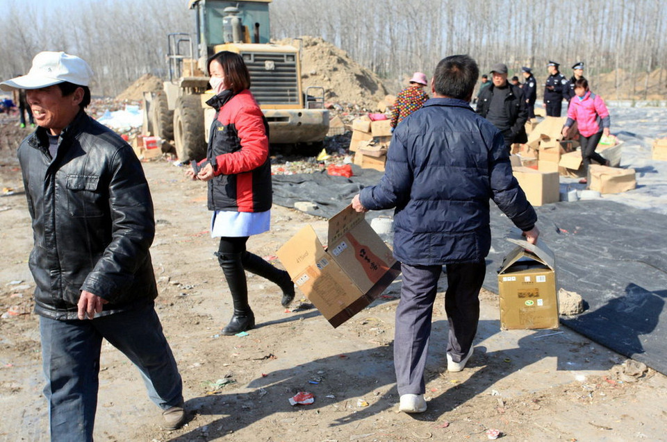 Hiện trường vụ tiêu hủy hàng giả. (Nguồn: QQ)