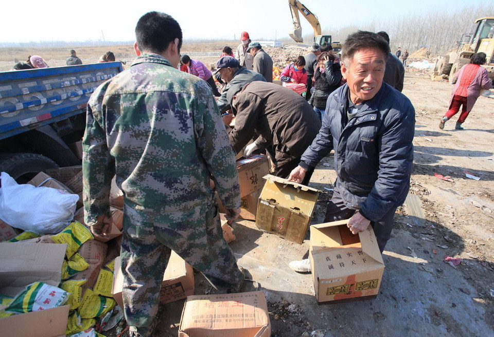 Khi được hỏi tại sao biết là hàng giả mà vẫn mang về nhà, họ cười và nói rằng nếu không dùng được sẽ để cho lợn ăn. (Nguồn: QQ)